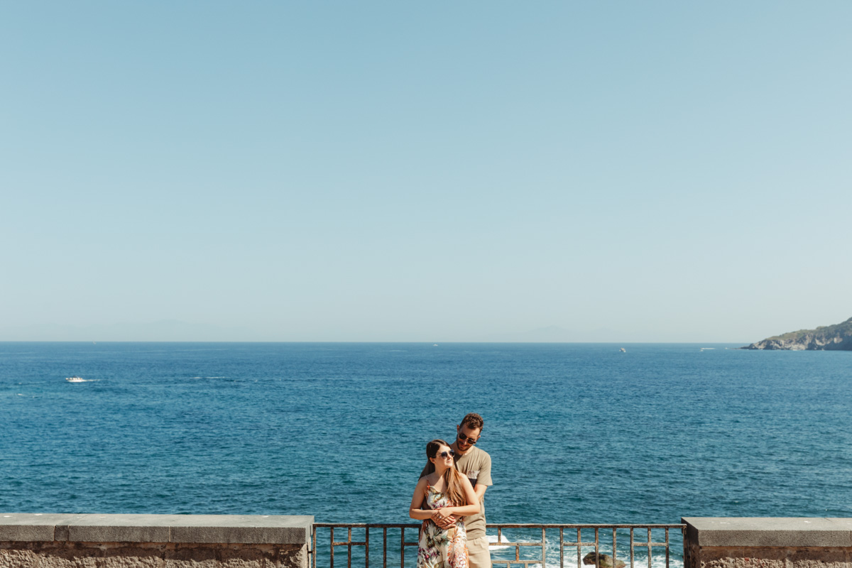 Luigi e Francesca, amore autentico catturato tra i colori e i panorami di Ischia