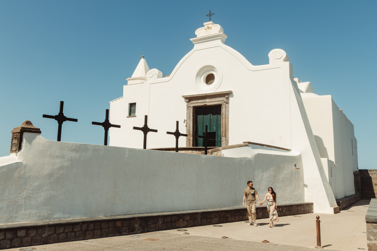 Luigi e Francesca, amore autentico catturato tra i colori e i panorami di Ischia