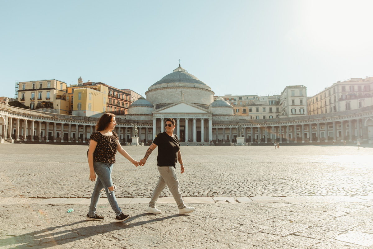 Napoli e l’amore di Lella e Cristina: luce, colori e complicità