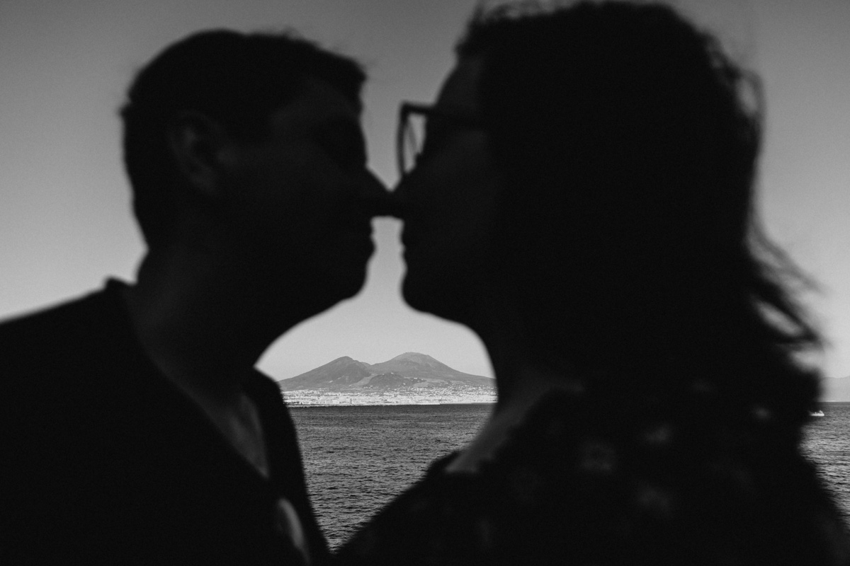 Napoli e l’amore di Lella e Cristina: luce, colori e complicità