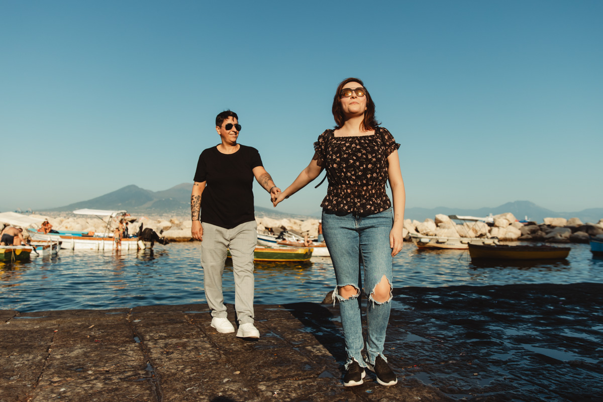Napoli e l’amore di Lella e Cristina: luce, colori e complicità