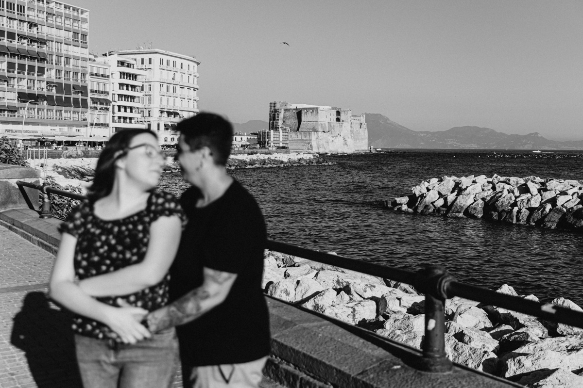Napoli e l’amore di Lella e Cristina: luce, colori e complicità