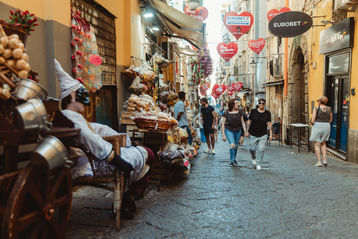 Napoli e l’amore di Lella e Cristina: luce, colori e complicità