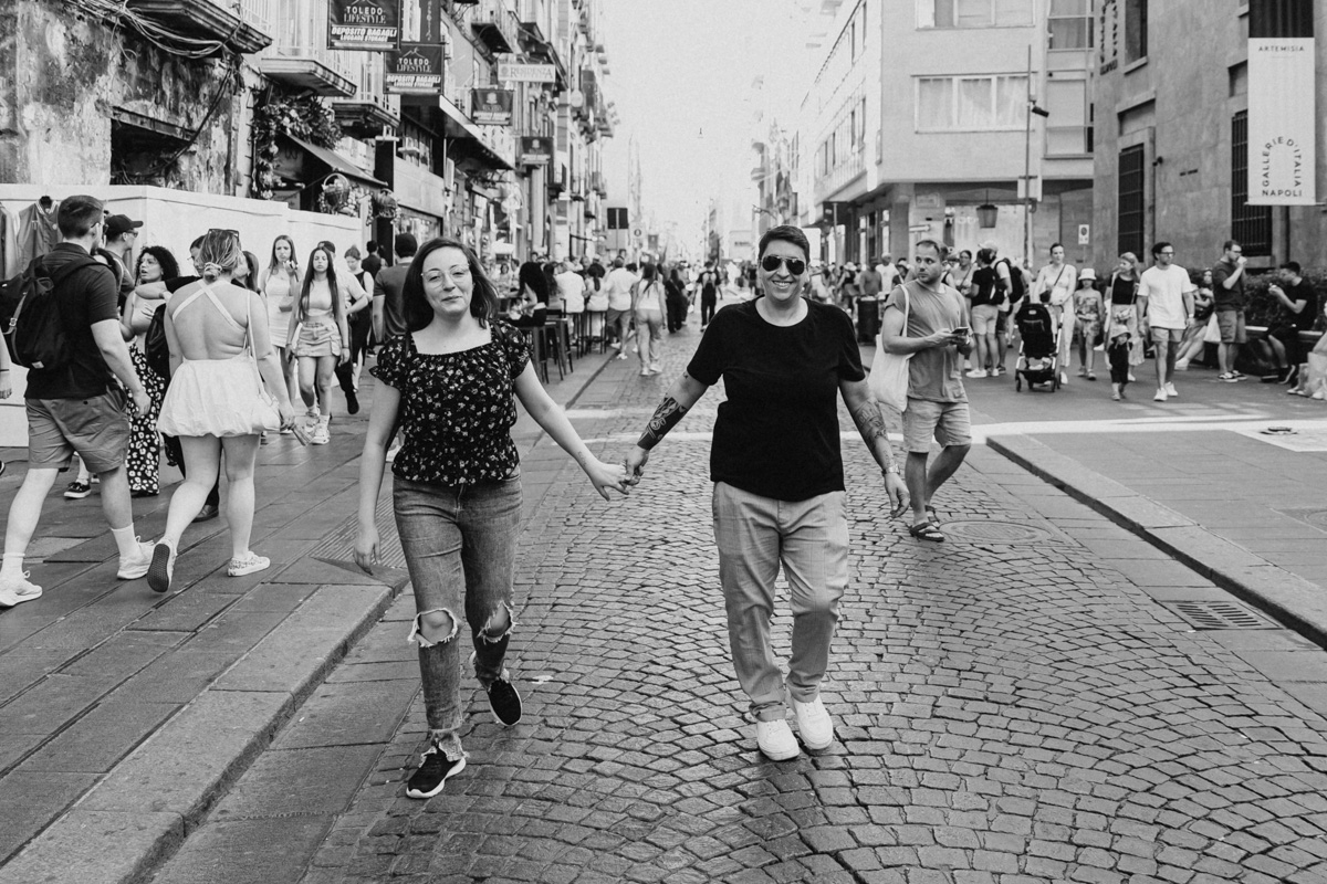Napoli e l’amore di Lella e Cristina: luce, colori e complicità