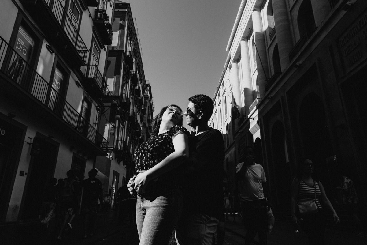 Napoli e l’amore di Lella e Cristina: luce, colori e complicità