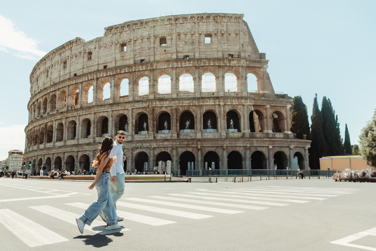Andrea e Marianna, mani intrecciate nel cuore di Roma