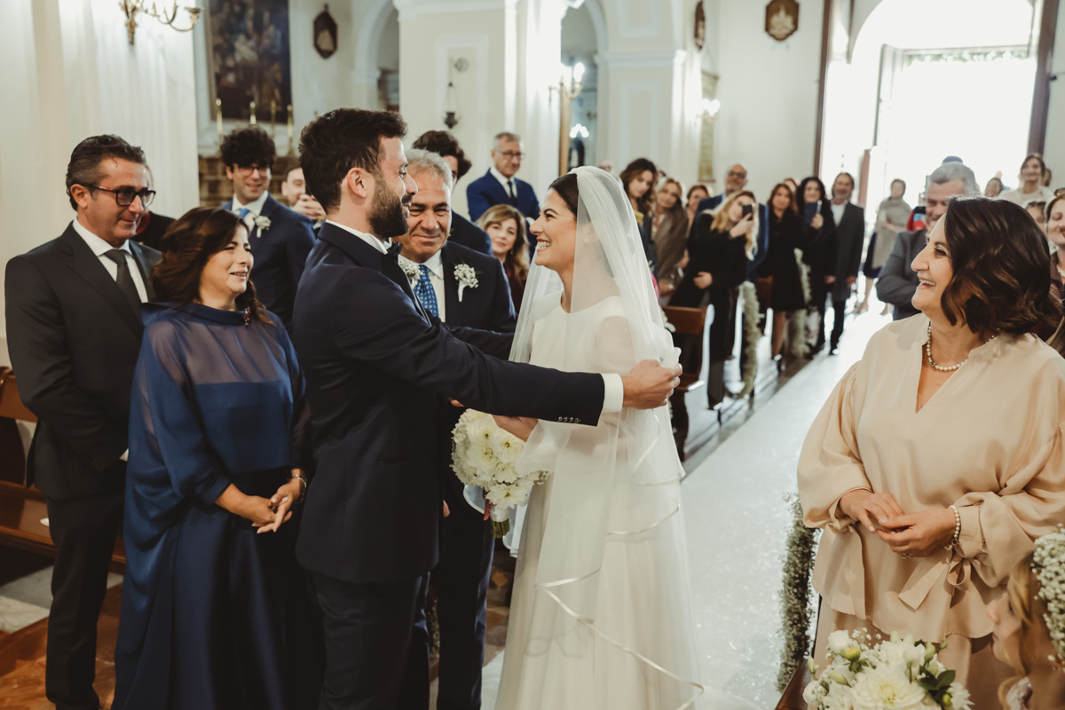 Il sì di Alessio e Marianna: un matrimonio romantico tra Paternopoli e Villa Imperatrice