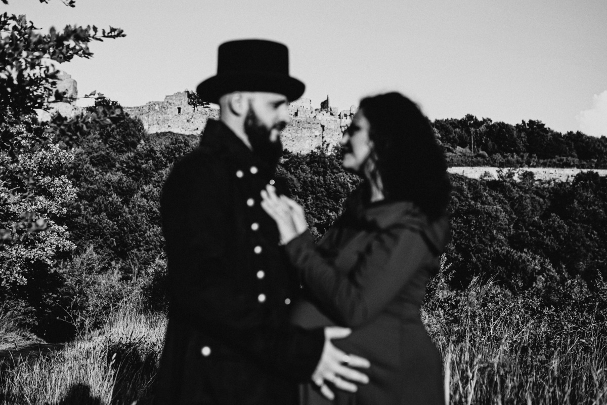 Francesco e Lucia Aspettano Natalia: Un Servizio Fotografico Maternity Tra Storia e Modernità