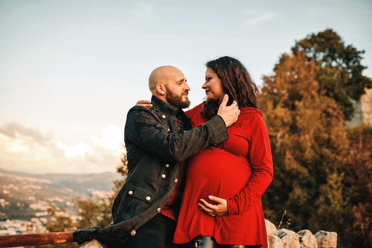 Francesco e Lucia Aspettano Natalia: Un Servizio Fotografico Maternity Tra Storia e Modernità