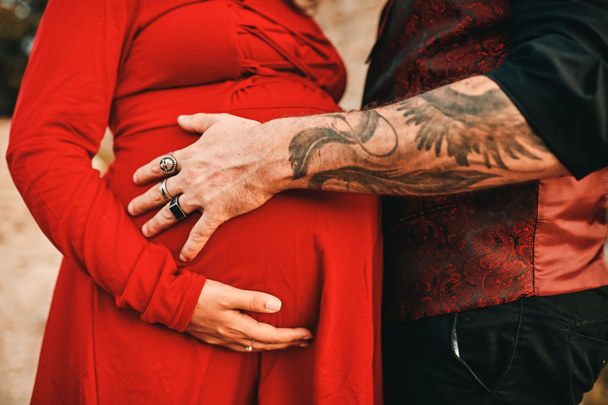 Francesco e Lucia Aspettano Natalia: Un Servizio Fotografico Maternity Tra Storia e Modernità
