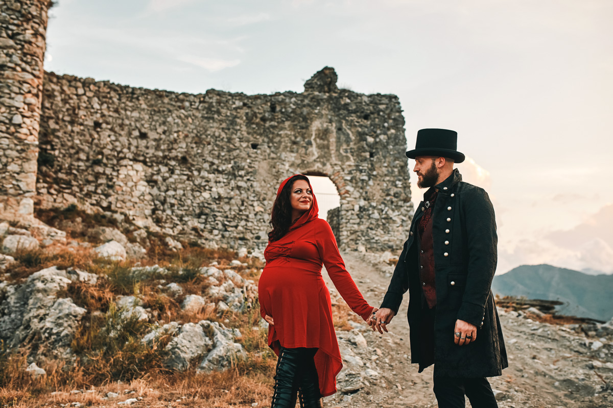 Francesco e Lucia Aspettano Natalia: Un Servizio Fotografico Maternity Tra Storia e Modernità