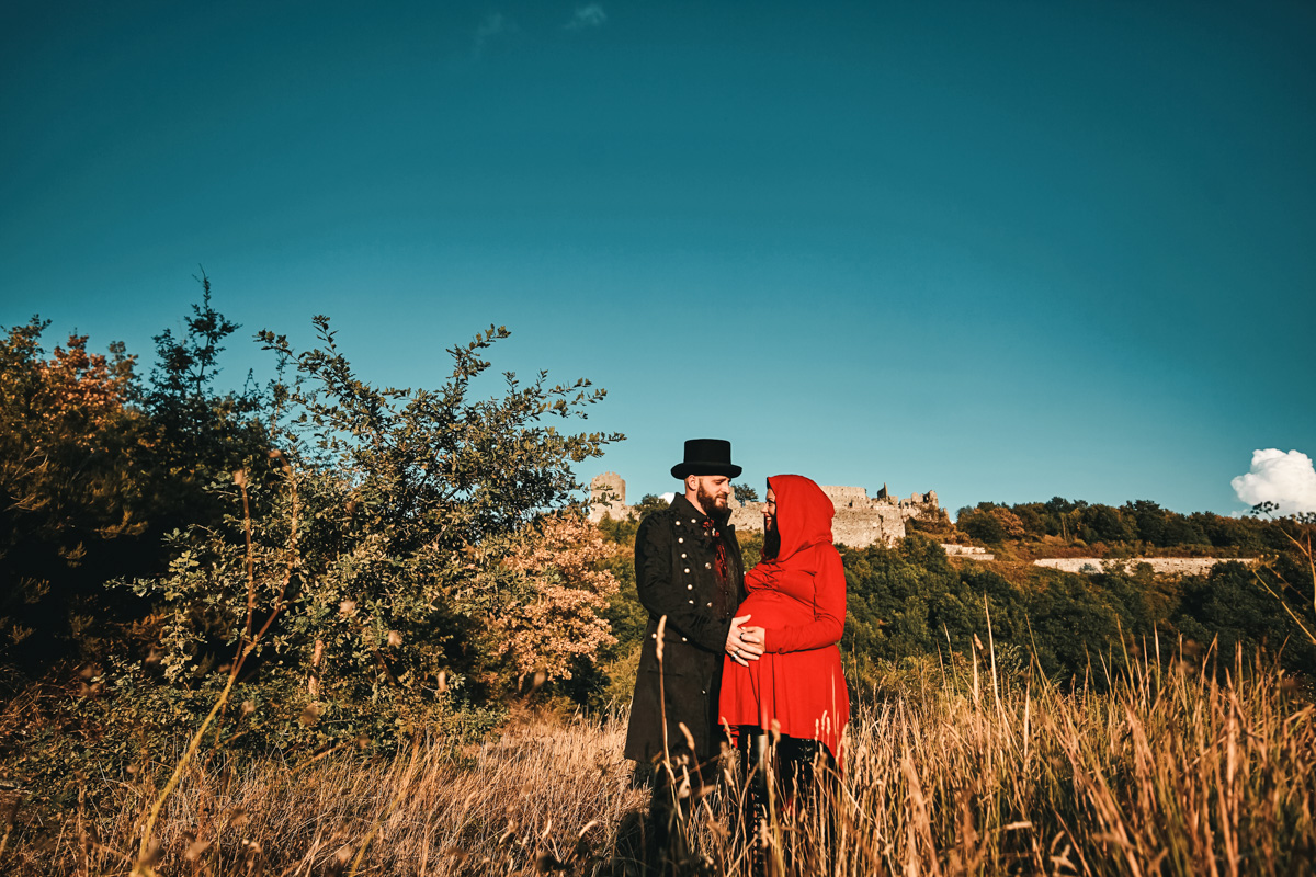 Francesco e Lucia Aspettano Natalia: Un Servizio Fotografico Maternity Tra Storia e Modernità